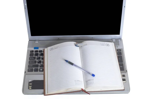 Laptop Otwartym Notatnikiem Długopisem Białym Tle — Zdjęcie stockowe