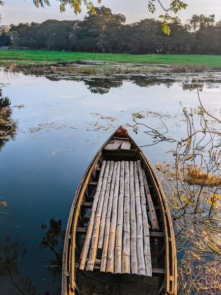 Eine Vertikale Aufnahme Eines Holzbootes Ruhigen See Einem Ruhigen Tag — Stockfoto