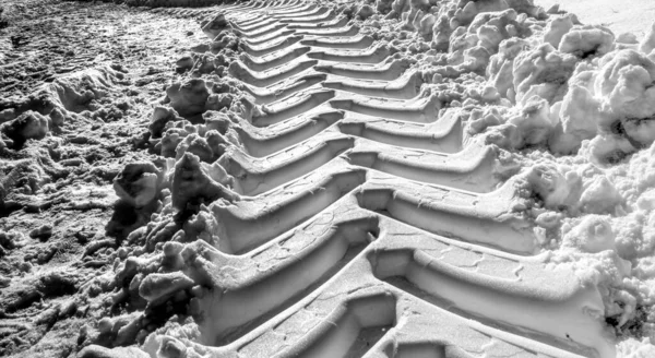 Szerokie Pogłębione Utwory Opon Ciągnika Świeżym Białym Śniegu Wysokim Kontraście — Zdjęcie stockowe