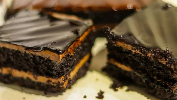 Вкусные Кусочки Шоколадного Торта Тарелке — стоковое фото