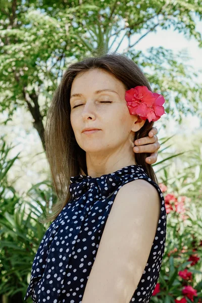 Eine Vertikale Aufnahme Einer Kaukasischen Frau Posiert Einem Garten Mit — Stockfoto