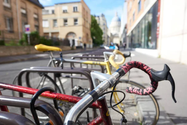 Μια Επιλεκτική Φωτογραφία Εστίασης Των Σταθμευμένων Ποδηλάτων Εξωτερικούς Χώρους — Φωτογραφία Αρχείου