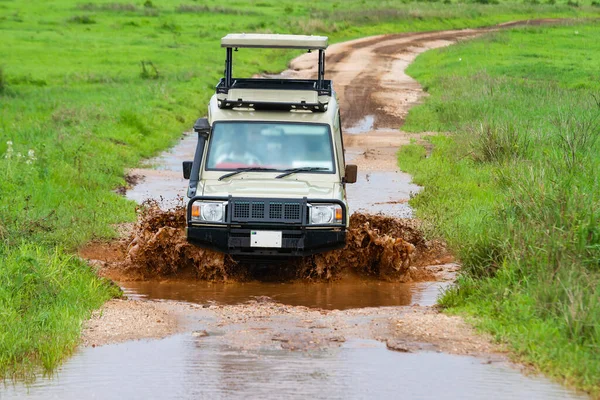 Gros Plan Une Voiture Circulant Sur Une Route Boueuse Pendant — Photo