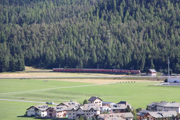 Celerina Suíça Set 2014 Trem Vermelho Caminho São Moritz Celerina — Fotografia de Stock