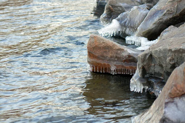 Detailní Záběr Zamrzlé Vody Skále — Stock fotografie