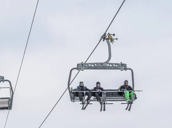 Eine Gruppe Skilift — Stockfoto