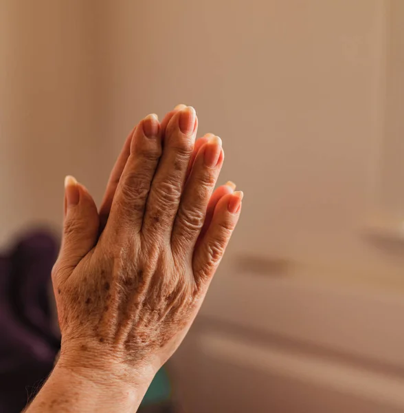 Tiro Close Velhas Mãos Femininas Juntos Como Para Rezar Dentro — Fotografia de Stock