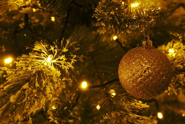 Κοντινό Πλάνο Χριστουγεννιάτικου Δέντρου Στολισμένου Λαμπερά Στολίδια Και Φώτα — Φωτογραφία Αρχείου