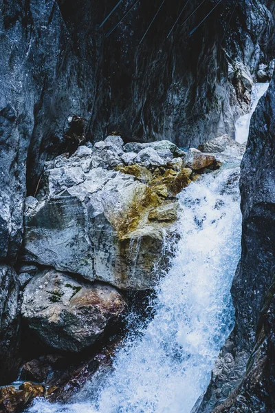 Close Uma Cachoeira Com Forte Corrente Entre Penhascos Rochosos — Fotografia de Stock