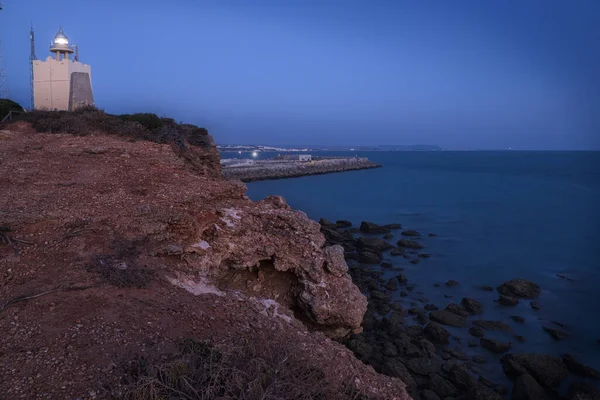 晚上在西班牙的加的斯 科尼尔灯塔被大海包围着 — 图库照片