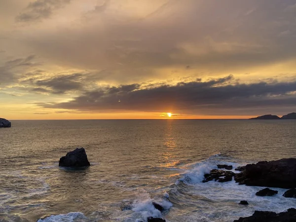 Eine Schöne Meereslandschaft Vor Dem Hintergrund Des Sonnenuntergangs — Stockfoto