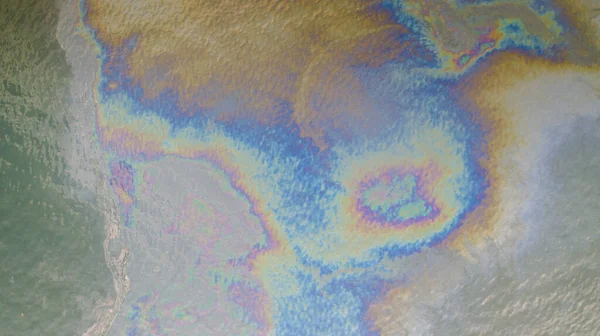 Bovenuitkijkend Vanuit Lucht Naar Het Zeeoppervlak Met Het Regenboogkleurige Olievlek — Stockfoto