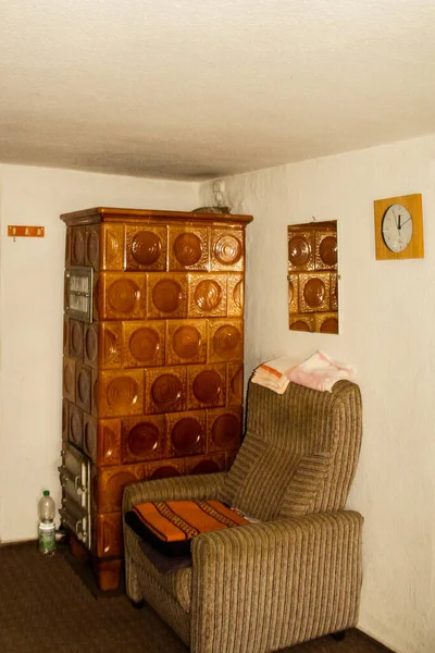 Старий Диван Біля Старовинної Дерев Яної Полиці Кімнаті — стокове фото