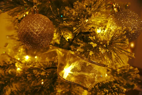Nærbilde Juletre Prydet Med Skinnende Pryd Lys – stockfoto