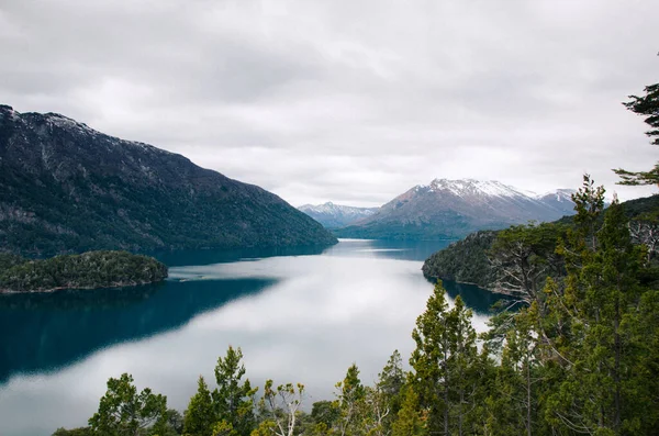 Ein Schöner Blick Auf Felsige Berge Wassernähe Rio Negro Bariloche — Stockfoto