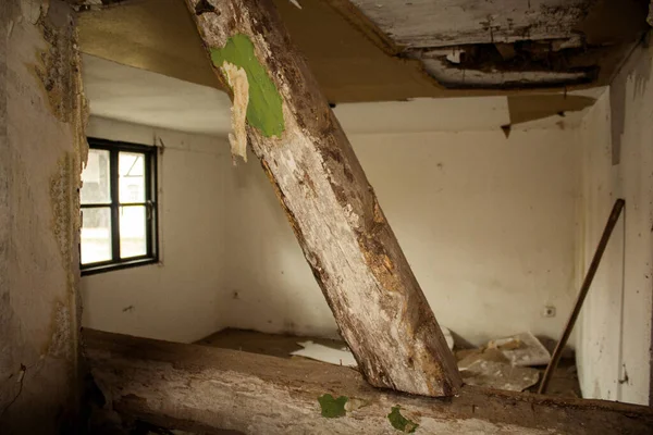 壁が割れた廃屋 — ストック写真