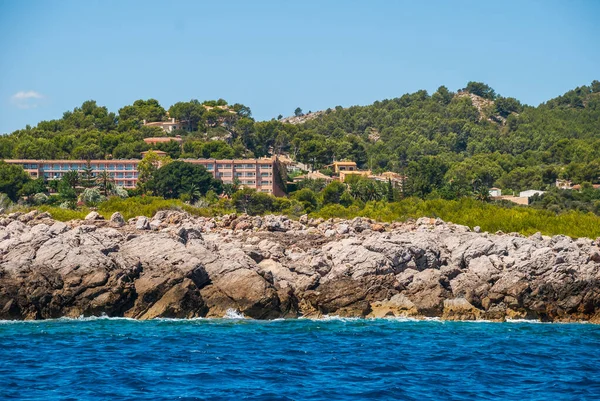 Modrá Obloha Nad Kopci Pobřežní Budovy Mallorce Španělsko — Stock fotografie