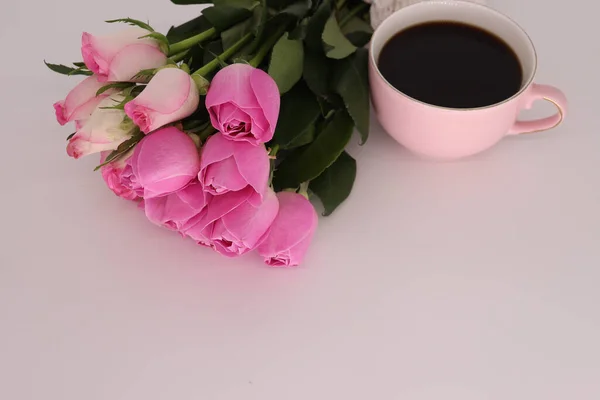Букет Красивых Натуральных Розовых Цветов Чашка Кофе Столе — стоковое фото