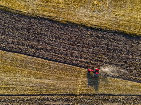 Vista Aérea Das Máquinas Agrícolas Que Trabalham Terreno — Fotografia de Stock