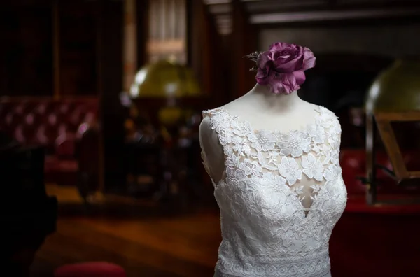 Uno Scatto Selettivo Bellissimo Abito Sposa Manichino — Foto Stock