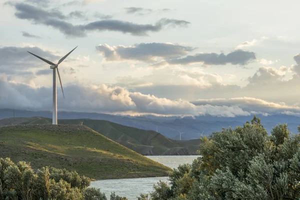 Scénický Pohled Obrovskou Větrnou Turbínu Kopci Proti Zatažené Obloze — Stock fotografie
