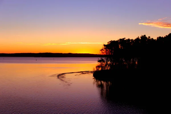 Une Vue Imprenable Sur Une Île Milieu Lac Capturé Coucher — Photo