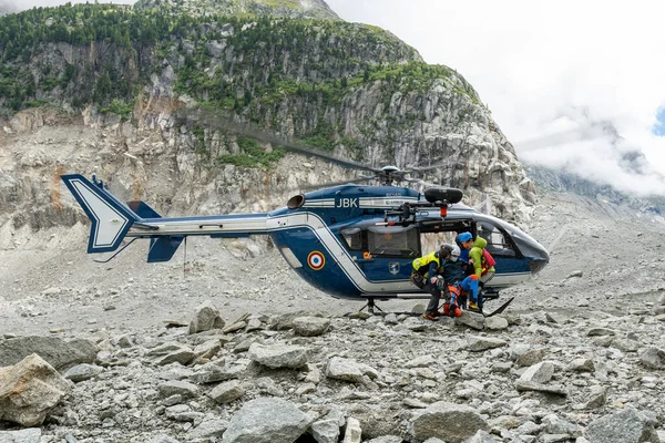Chamonix France Jun 2021 Рятувальники Французького Жандармерії Рятують Пораненого Гелікоптері — стокове фото