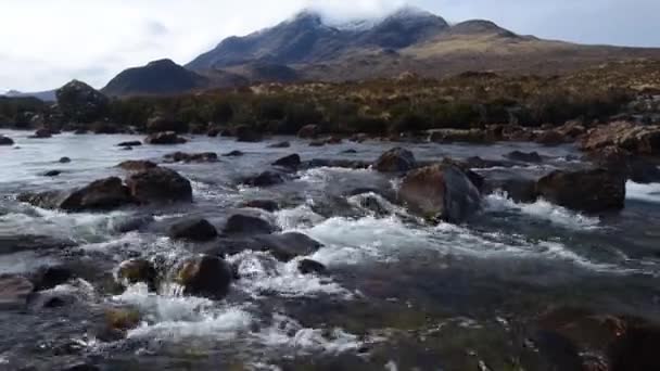Belle Rivière Qui Coule Dans Les Montagnes — Video