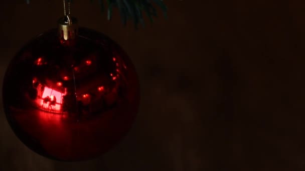 Weihnachtsbaum Mit Roten Kugeln Auf Schwarzem Hintergrund — Stockvideo