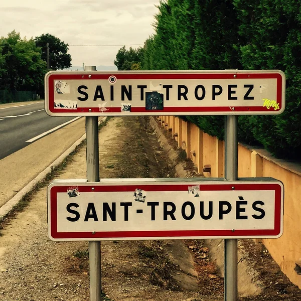 Une Mise Point Sélective Panneau Routier Avec Texte Saint Tropez — Photo