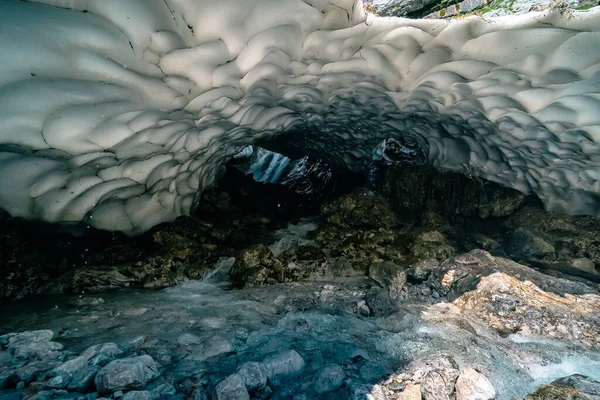 Rusya Nın Kamçatka Yarımadası Nda Taşlı Bir Buz Mağarası Açılışı — Stok fotoğraf