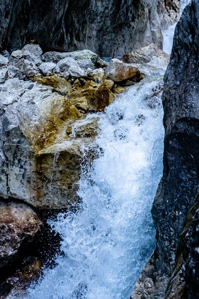 Detailní Záběr Vodopádu Silným Proudem Mezi Skalnatými Útesy — Stock fotografie