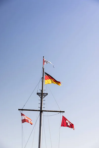 Bandeira Alemanha Sobre Dinamarca Suíça Bandeira País Mastro Navio — Fotografia de Stock