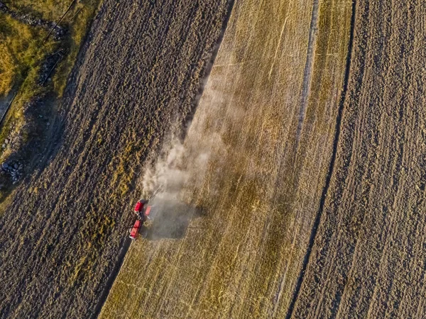 Αεροφωτογραφία Των Αγροτικών Μηχανημάτων Που Λειτουργούν Στο Πεδίο — Φωτογραφία Αρχείου