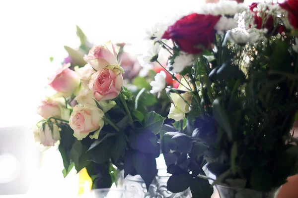 Close Belas Rosas Brancas Entre Outras Flores Buquê — Fotografia de Stock