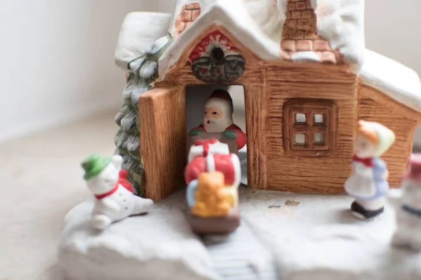 Een Close Shot Van Een Kerstversiering Met Een Klein Huis — Stockfoto