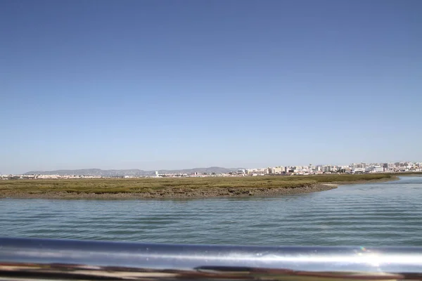 Lago Tranquilo Bajo Cielo Soleado —  Fotos de Stock