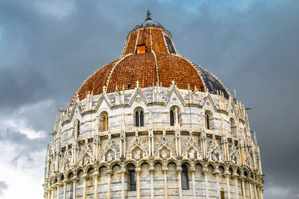 Pisa Talya Bulutlu Gökyüzünün Altındaki Piazza Dei Miracoli Nin Yakın — Stok fotoğraf