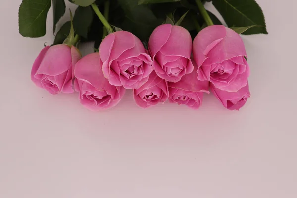 Букет Красивых Натуральных Розовых Цветов Столе — стоковое фото