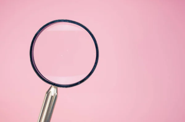 Ett Förstoringsglas Rosa Bakgrund — Stockfoto