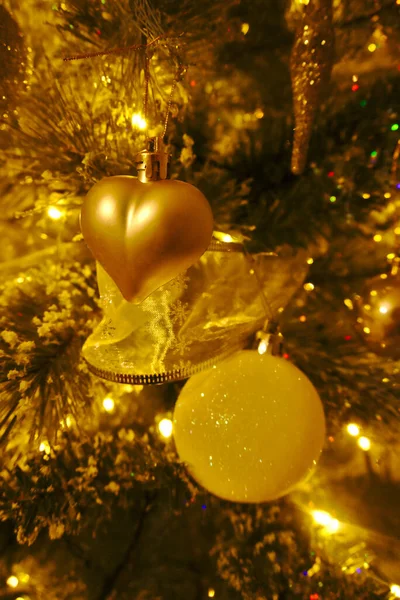 Primer Plano Árbol Navidad Decorado Con Adornos Brillantes Luces — Foto de Stock