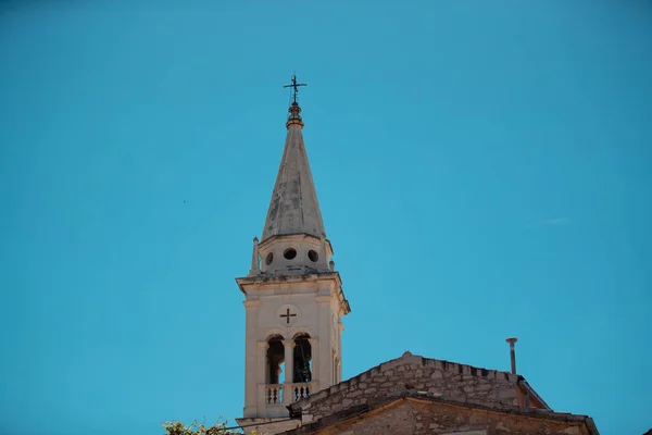 在克罗地亚达尔马提安拍摄的一座古老教堂正面的低角照片 — 图库照片
