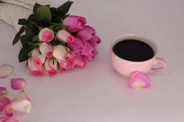 Ramo Hermosas Rosas Rosadas Naturales Una Taza Café Sobre Mesa —  Fotos de Stock