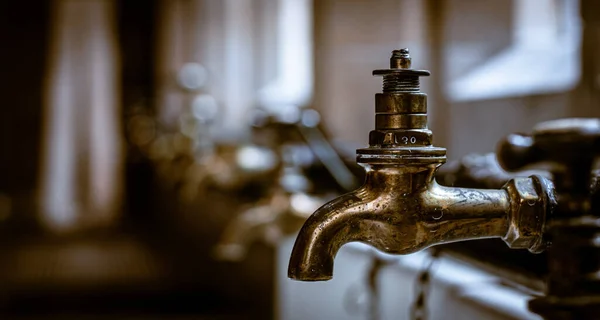Tiro Foco Seletivo Uma Torneira Água Dourada Vintage — Fotografia de Stock