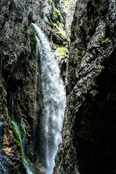 Uma Cascata Rio Que Flui Entre Pedregulhos Entre Penhascos — Fotografia de Stock