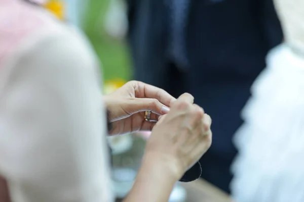 Primo Piano Delle Mani Una Sposa Che Apre Sacchetto Dell — Foto Stock