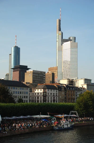 Ein Faszinierender Blick Auf Die Wolkenkratzer Der Nähe Der Sonnenbeschienenen — Stockfoto