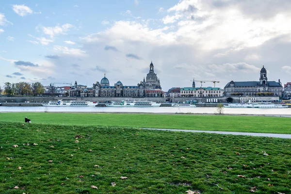 Een Prachtige Opname Van Oude Bezienswaardigheden Van Duitsland Tegen Bewolkte — Stockfoto