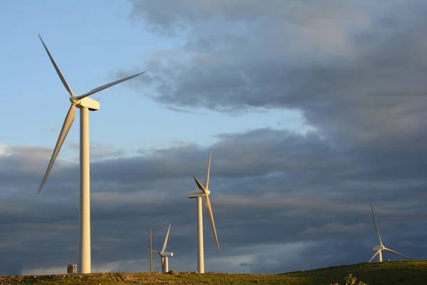 Ein Malerischer Blick Auf Riesige Windkraftanlagen Auf Einem Hügel Vor — Stockfoto