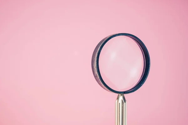 Ett Förstoringsglas Rosa Bakgrund — Stockfoto